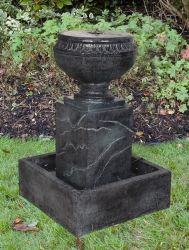 Klassischer Brunnen in Marmoroptik - schwarz